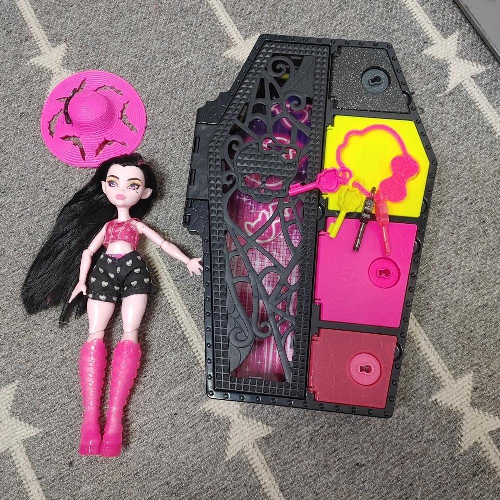 Monster High Draculara doll and Skulltimate Secrets storage locker